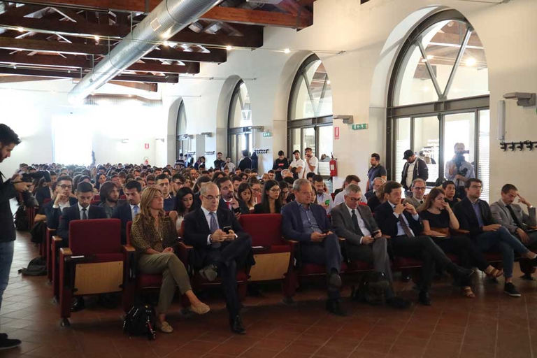 Aula magna affollata a Capua, nella storica sede del dipartimento di economia dell’Università della Campania Luigi Vanvitelli in occasione della cerimonia di premiazione degli FCA – Innovation Award Millennials.