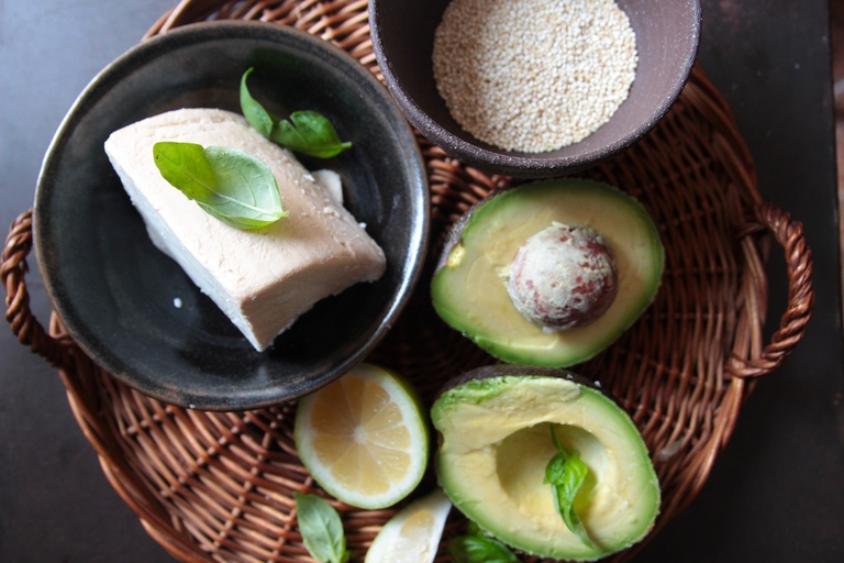 insalata di quinoa con avocado