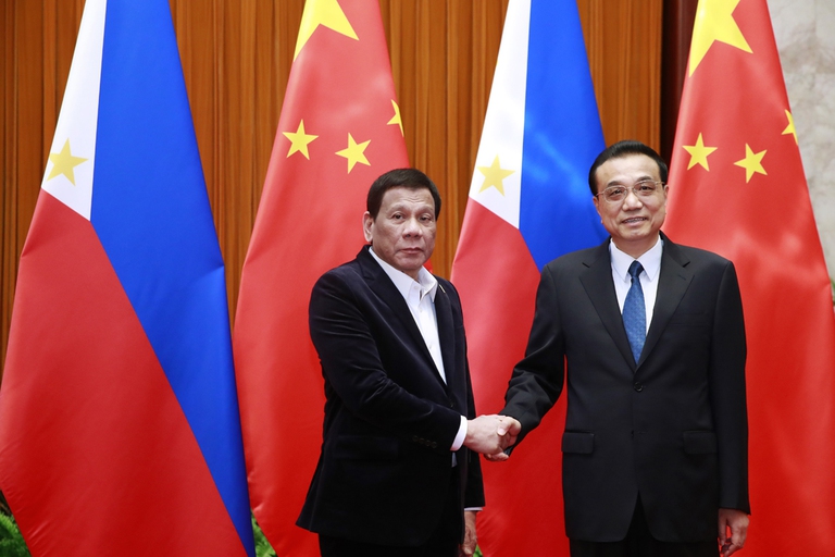 Duterte con il premier cinese Li Keqiang ©How Hwee Young-Pool/Getty Images