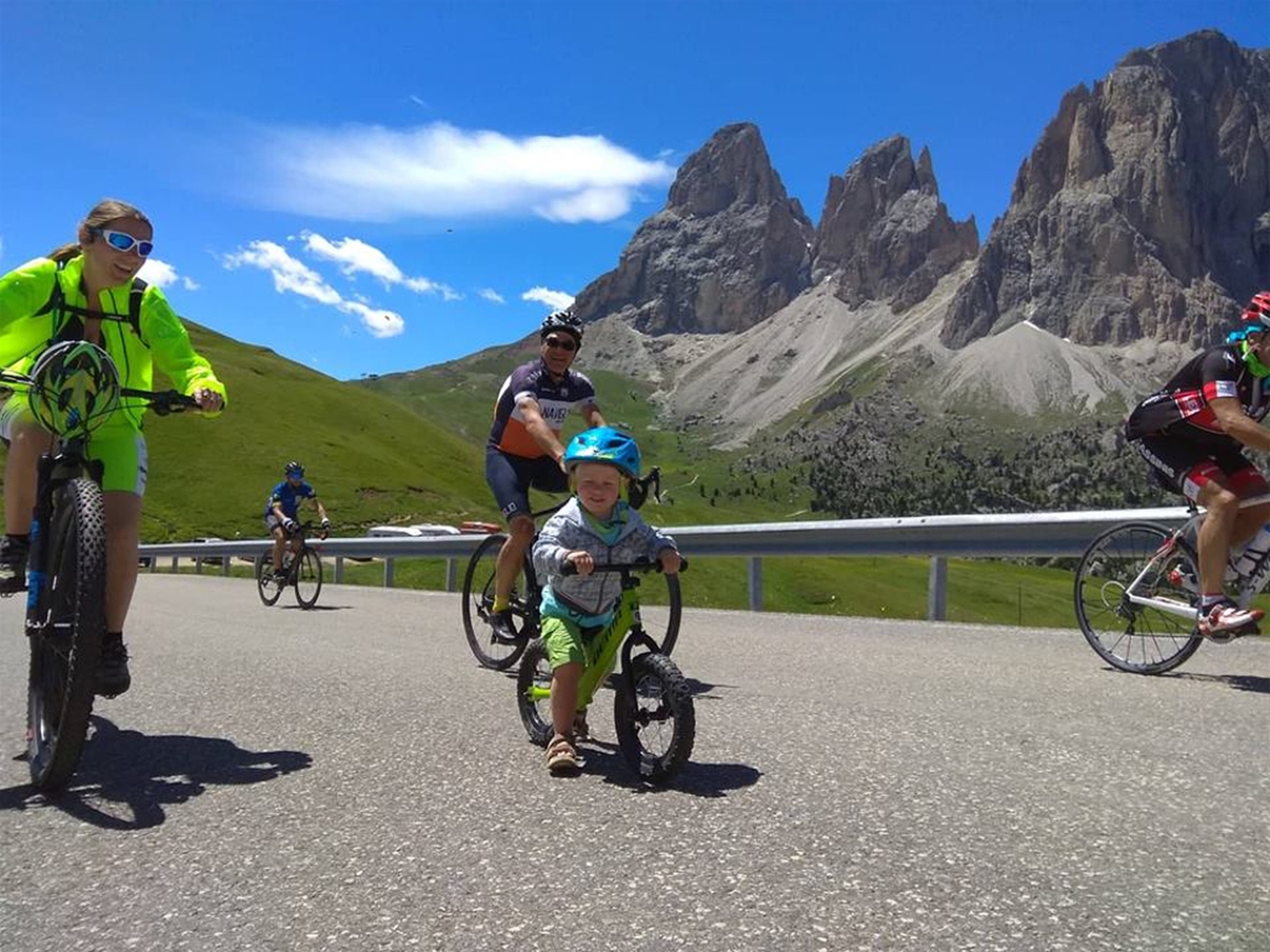 Benjamin si fa fotografare con entusiasmo