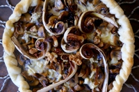 Torta salata con radicchio, gorgonzola, funghi e noci