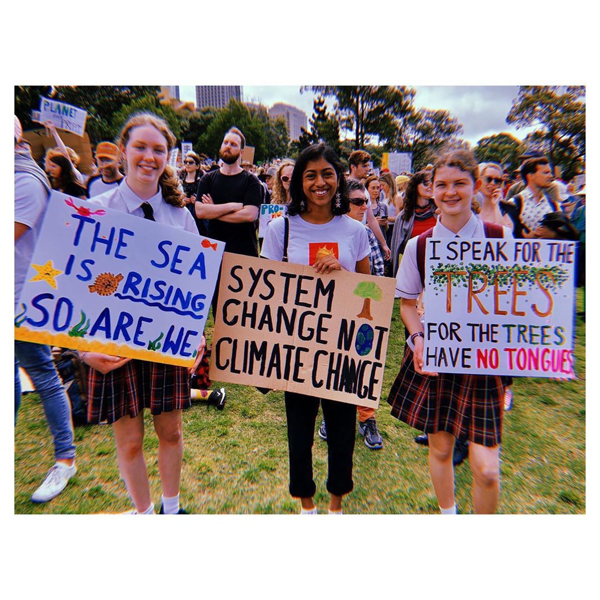 Tre ragazze allo sciopero in Australia