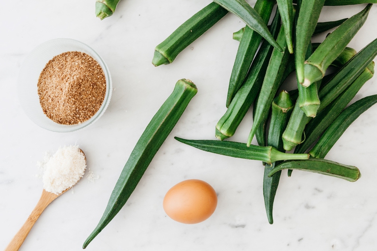 Ingredienti per la preparazione dell'okra croccante al forno © Laura La Monaca