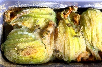 Fiori di zucchina al forno con patate e zucchine