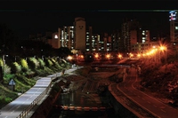 Un lato di questa strada è illuminato a Led. L’altro no