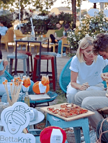 Rilassante, sostenibile, collettivo: il lavoro a maglia reinventato da Bettaknit