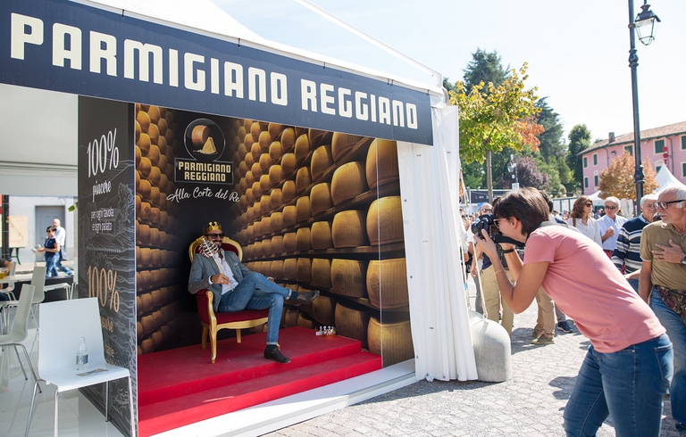 foto ricordo stand Parmigiano Reggiano