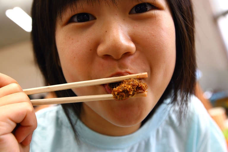 Giapponese mangia carne di balena