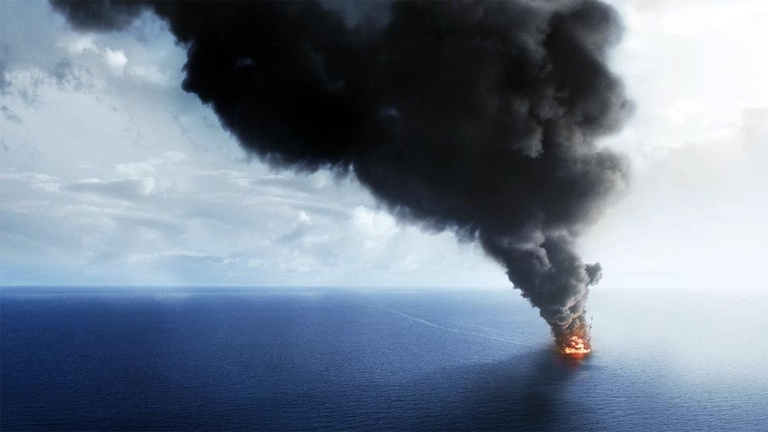 Il disastro della Deepwater Horizon nel Golfo del Messico, nell'immagine del poster del film.