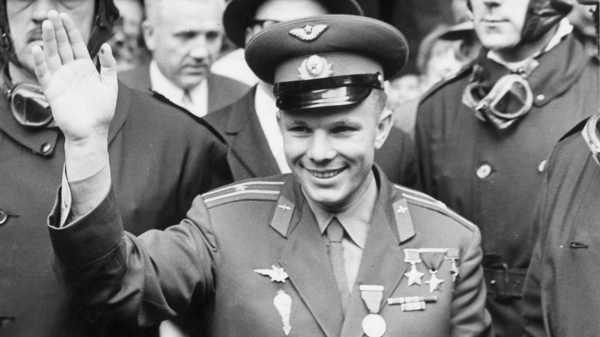 Каким автомобилем был награжден после полета в космос Юрий Гагарин