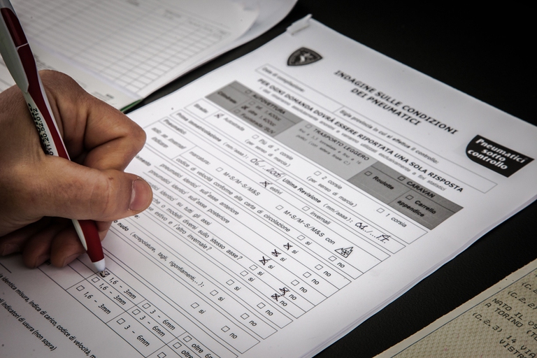 I dati emersi dalla campagna Vacanze Sicure evidenziano come il 52 per cento delle auto italiane viaggi con la pressione insufficiente degli pneumatici, aumentando così consumi ed emissioni. ©Assogomma 