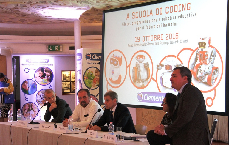 L'evento A scuola di coding organizzato da Clementoni al Museo della scienza e della tecnologia di Milano. I relatori: Pier Luca Lanzi Massimo Banzi Giovanni Clementoni Donatella Solda. moderati dal giornalista Giuseppe DeFilippi