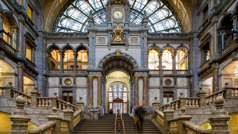 La stazione centrale di Anversa non solo è una delle più grandi stazioni del mondo ma è secondo quasi tutte le classifiche più o meno ufficiali, tra le stazioni ferroviarie più belle del mondo. Inaugurata nel 1905 e poi successivamente rinnovata ed ampliata, presenta una cupola centrale alta 75 metri, dalle cui finestre filtra la luce che illumina con giochi particolari tutto l’interno.