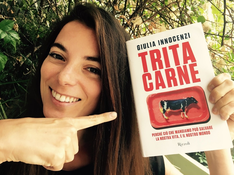 Giulia Innocenzi con il libro Tritacarne