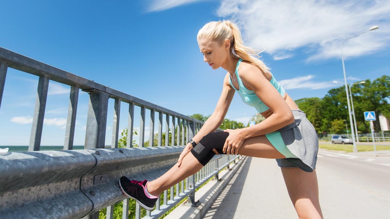 Per evitare danni, la preparazione fisica deve essere volta a potenziare in modo adeguato e bilanciato la muscolatura anteriore e posteriore della coscia che stabilizza il ginocchio. ©Ingimage