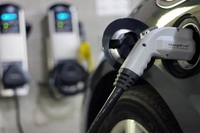 Tra 7 anni l’auto elettrica costerà come quella a benzina