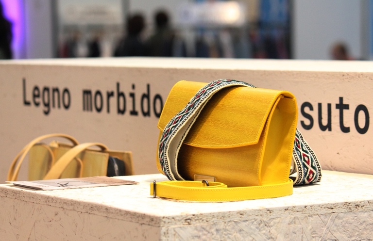 Una borsa in legno riciclato