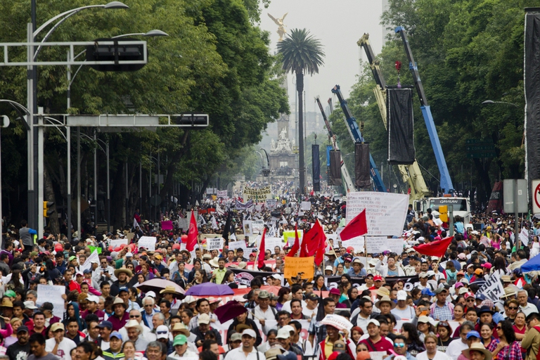 Supporters of CNTE teachers' union, and against an education reform launched by the government along Reforma Avenue in Mexico City on June 26, 2016. /AFP/Hector GUERRERO/Getty Images