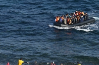 Grecia, il governo vuole costruire un muro galleggiante anti-migranti nel mare