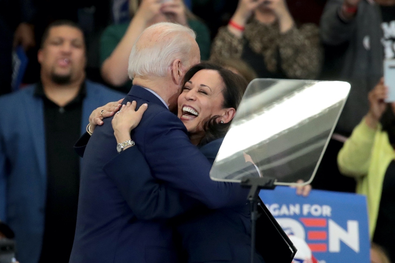 Joe Biden e Kamala Harris si abbracciano