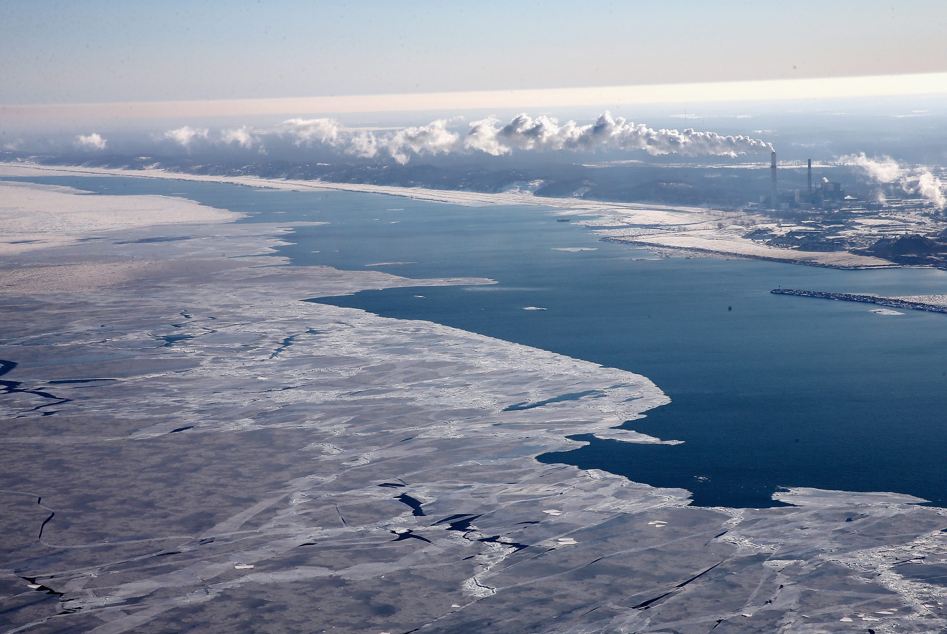 Chicago e il lago Michigan ghiacciato