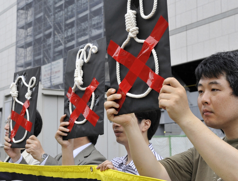 Attivisti di Amnesty International contro la pena di morte in Giappone, durante una manifestazione del 2009. Copyright YOSHIKAZU TSUNO/AFP/Getty Images