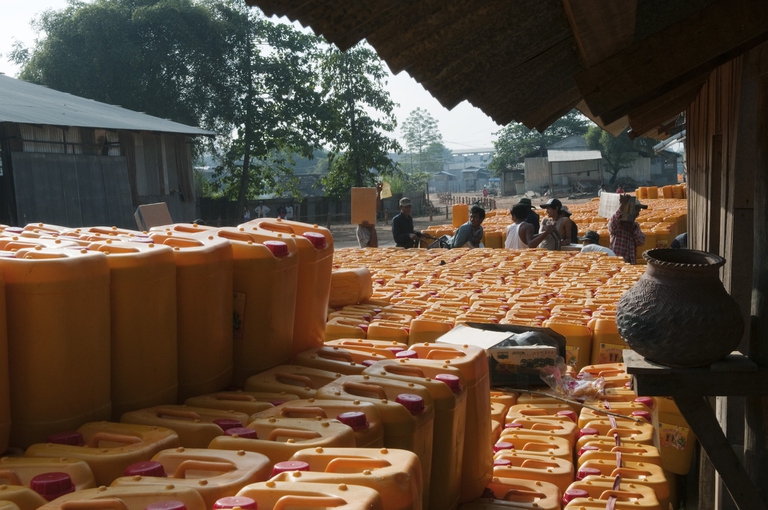 Container pieni di olio di palma in Malesia