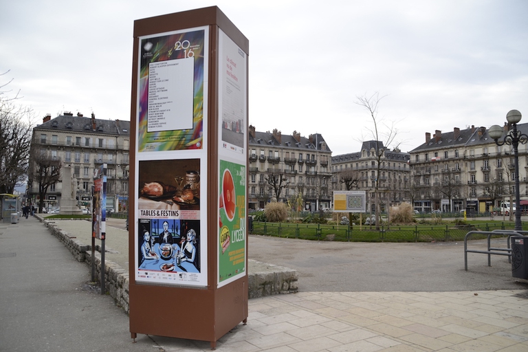 In alcuni punti della città, al posto delle pubblicità sono stati installati cartelloni che informano sulle attività del comune o promuovono eventi culturali ©Andrea Barolini