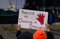 Cos’è la “dottrina della scoperta”, il peccato colonialista della Chiesa