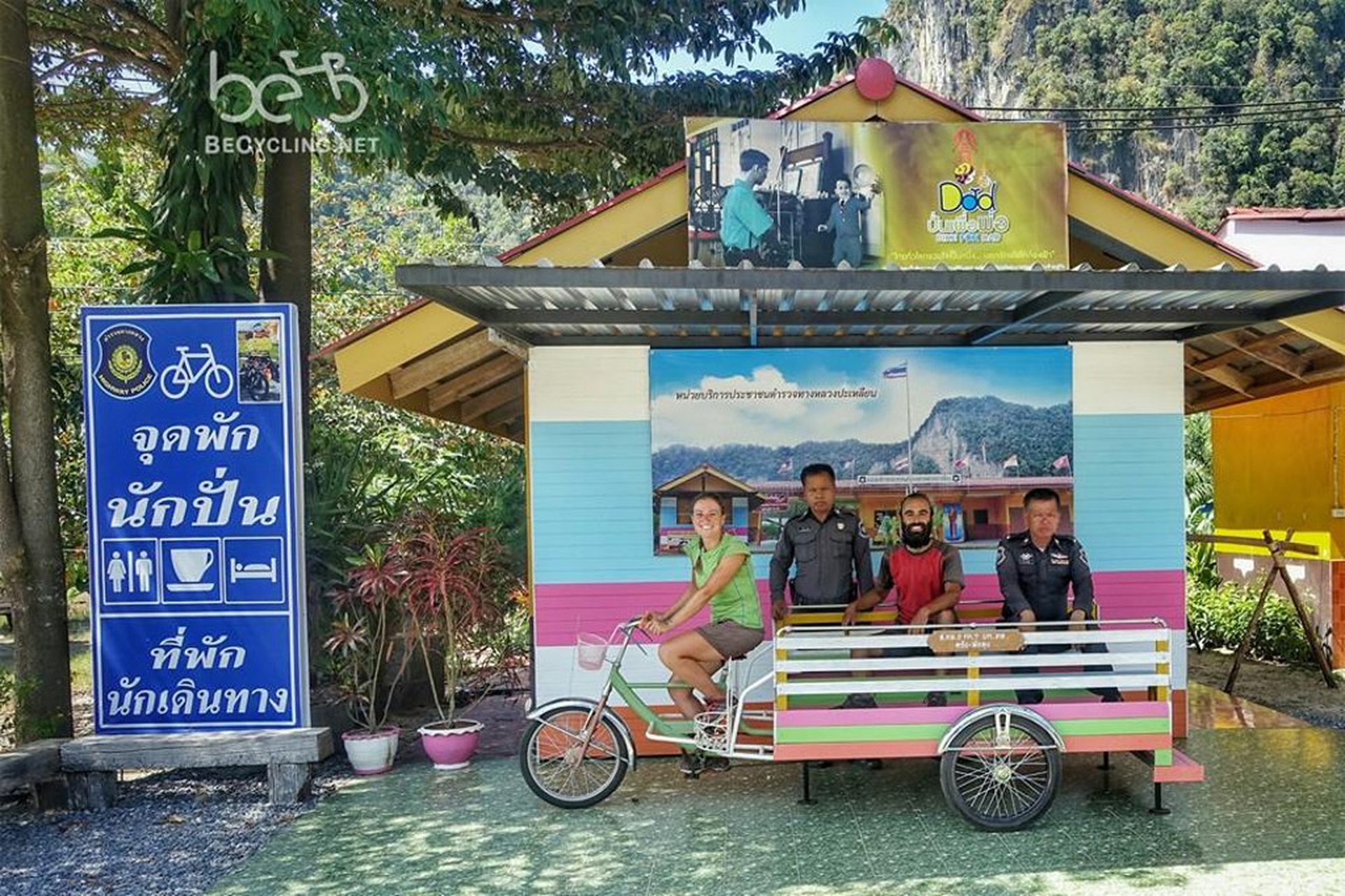 Poliziotti tailandesi per la bicicletta