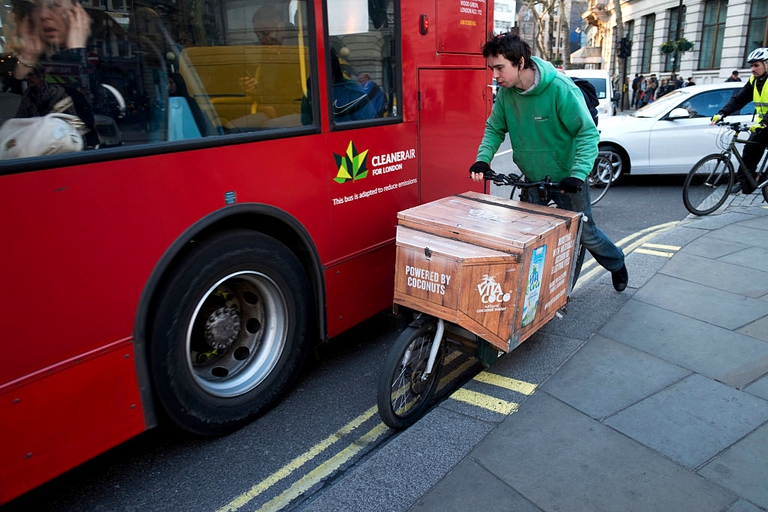 ciclista indisciplinato bus