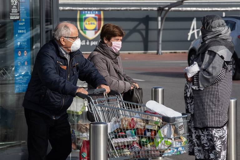 Nessuna limitazione di orario o relativa a festivi e prefestivi per le attvità commerciali e i supermercati © Emanuele Cremaschi/Getty Images