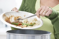 Spreco alimentare: chi mangia sano butta meno cibo