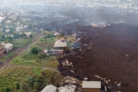 Congo, migliaia di sfollati per l’eruzione del vulcano Nyiragongo. Risparmiata la città di Goma