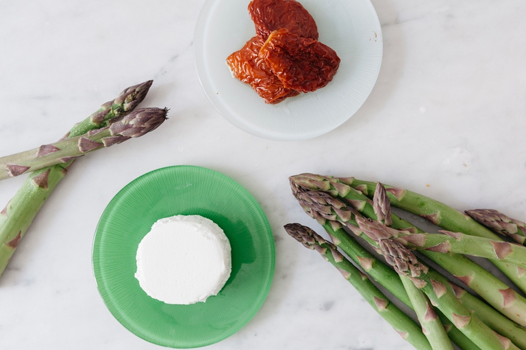 Asparagi con pomodori secchi e formaggio di capra