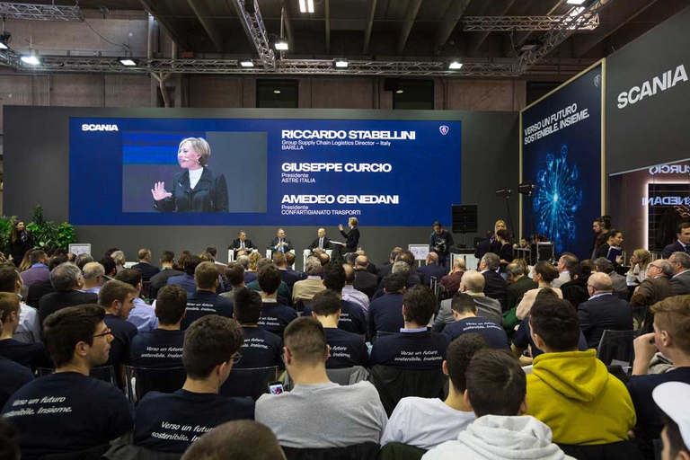 In aumento l'affluenza di pubblico in occasione dell'edizione 2019 di Transpotec Logitec, l'evento dedicato al trasporto e alla logistica. In molte occasioni, anche gli stand degli espositori (sopra quello di Scania), si sono trasformati in eventi e momenti di riflessione sui temi del trasporto. ©Scania