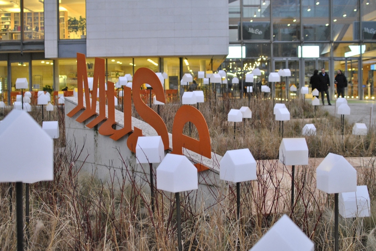 I piccoli gesti, messi in rete come le casette dell'installazione Circular evolutions, generano grandi risultati. © Chiara Boracchi