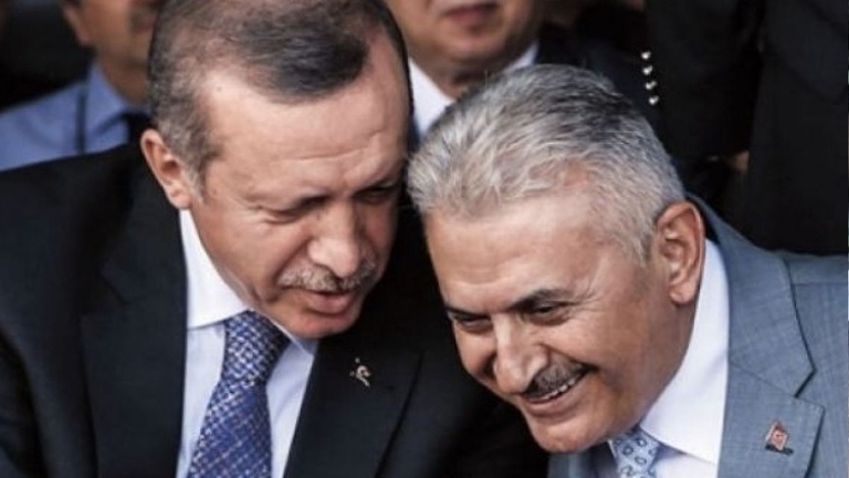 Binali Yildirim accanto a Erdogan