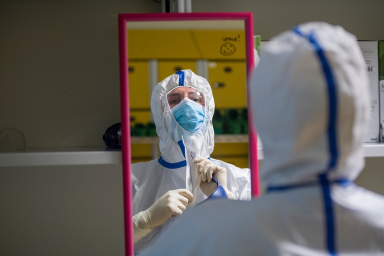 medico si protegge contro il coronavirus
