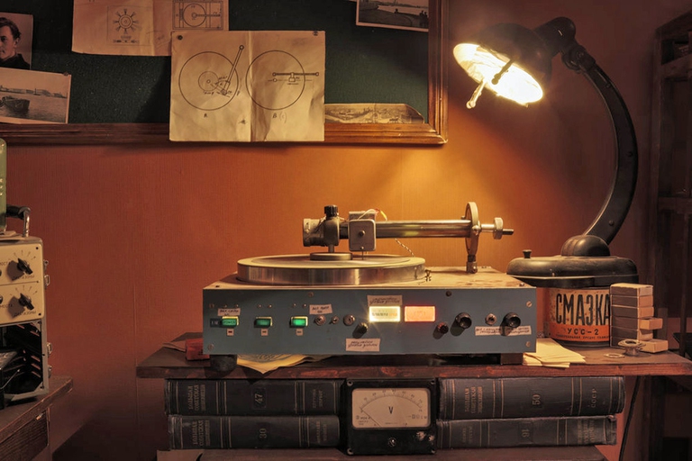 Tornio vintage per incidere vinili ai raggi X esposto nel museo digitale Collecteurs