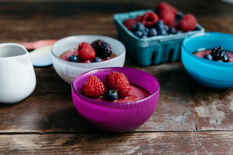 Budino con latte di riso e frutti di bosco