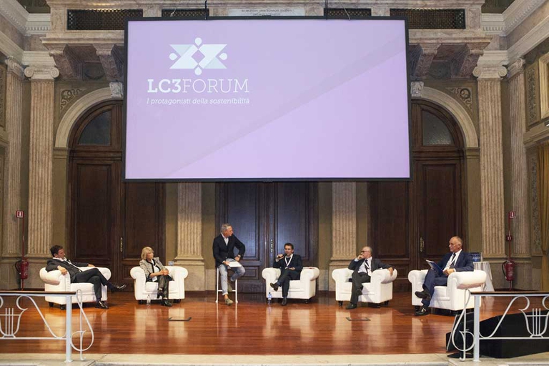 Milano, Istituto dei Ciechi. Sul palco dell’LC3 Forum, per parlare delle nuove sfide della logistica, da sinistra, Mario Ambrogi di LC3, Mariarosa Baroni di Ngv Italy, il moderatore dell’evento e giornalista di LifeGate Roberto Sposini, Pierre Lahutte di Iveco, Massimo Beccalli di Sol e Giuliano Baldassarri di LC3. 