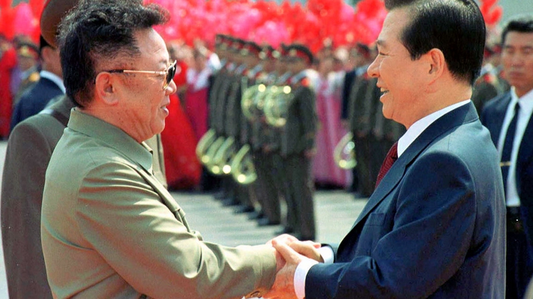 La prima stretta di mano dopo cinquant'anni. il presidente sudcoreano Kim Dae Jung è atterrato alle 10,30 ora locale (le 3,30 in Italia) nella capitale della Corea del nord per partecipare allo storico vertice fissato per oggi. Ma del tutto inaspettatamente ha trovato al suo arrivo il leader nord coreano Kim Jong II che si era recato all'aeroporto di Pyongyang per accoglierlo. Kim Jong II, in abito verde militare "alla Mao", e Kim Dae Jung hanno salutato le rispettive delegazioni, mentre una folla di nord coreani, in particolare donne in abito tradizionale, sventolavano fiori di carta.
