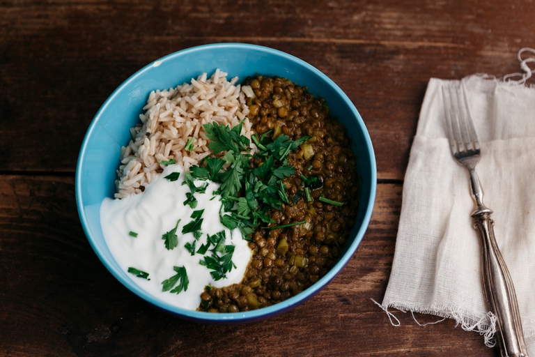 Zuppa di lenticchie con curcuma e latte di cocco