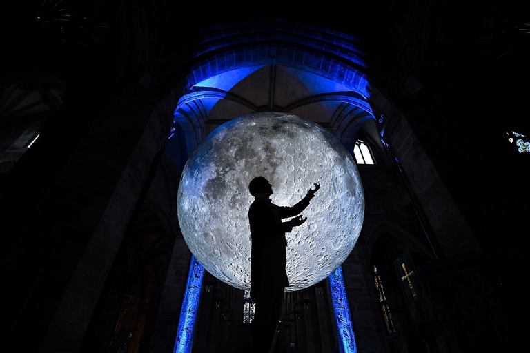 Lettura di una poesia al Museo della luna di Edimburgo
