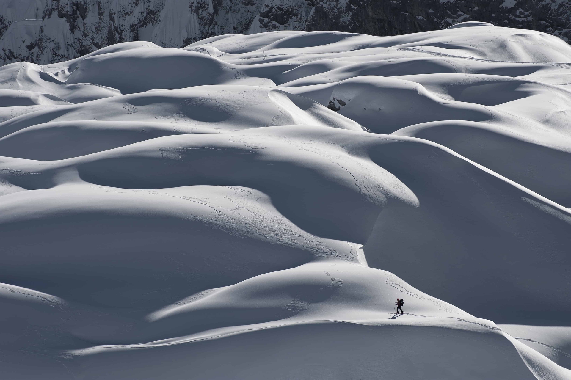 “Mare in burrasca”: escursionismo in sci sulle onde di neve nella cornice del Parco delle orobie bergamasche (Lombardia) © Mauro Lanfranchi