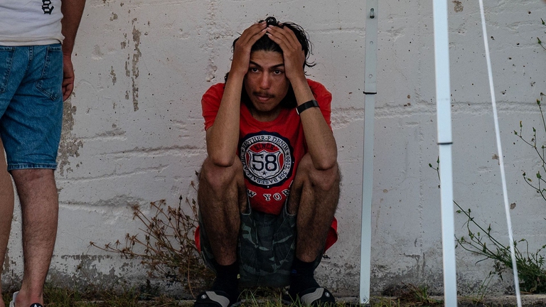 Uno dei migranti tratto in salvo al largo della Grecia