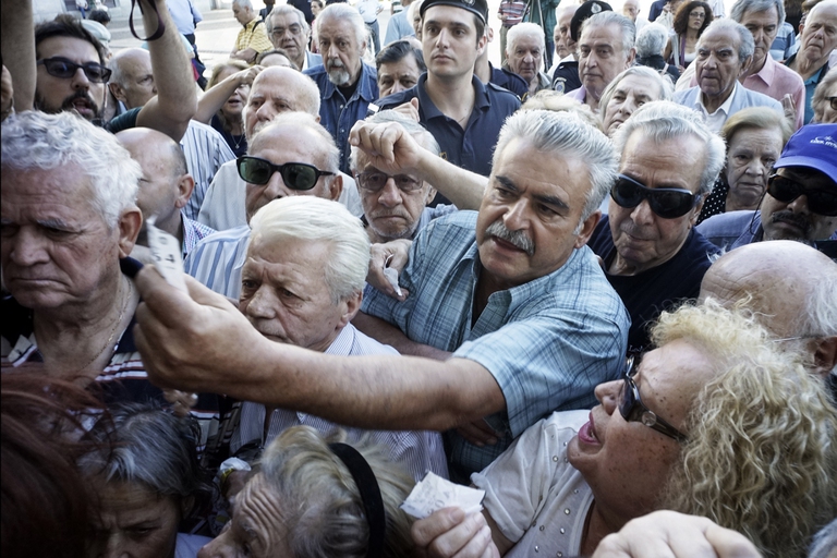 Otto anni austerità grecia effetti anziani