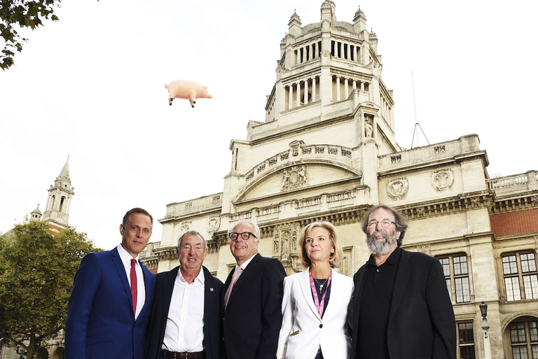 Gli organizzatori della mostra davanti al V&A Museum. Foto by Dave J Hogan/Dave J Hogan/Getty Images.