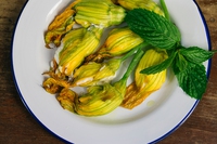 Ricetta classica dei fiori di zucca ripieni di ricotta e acciughe al forno